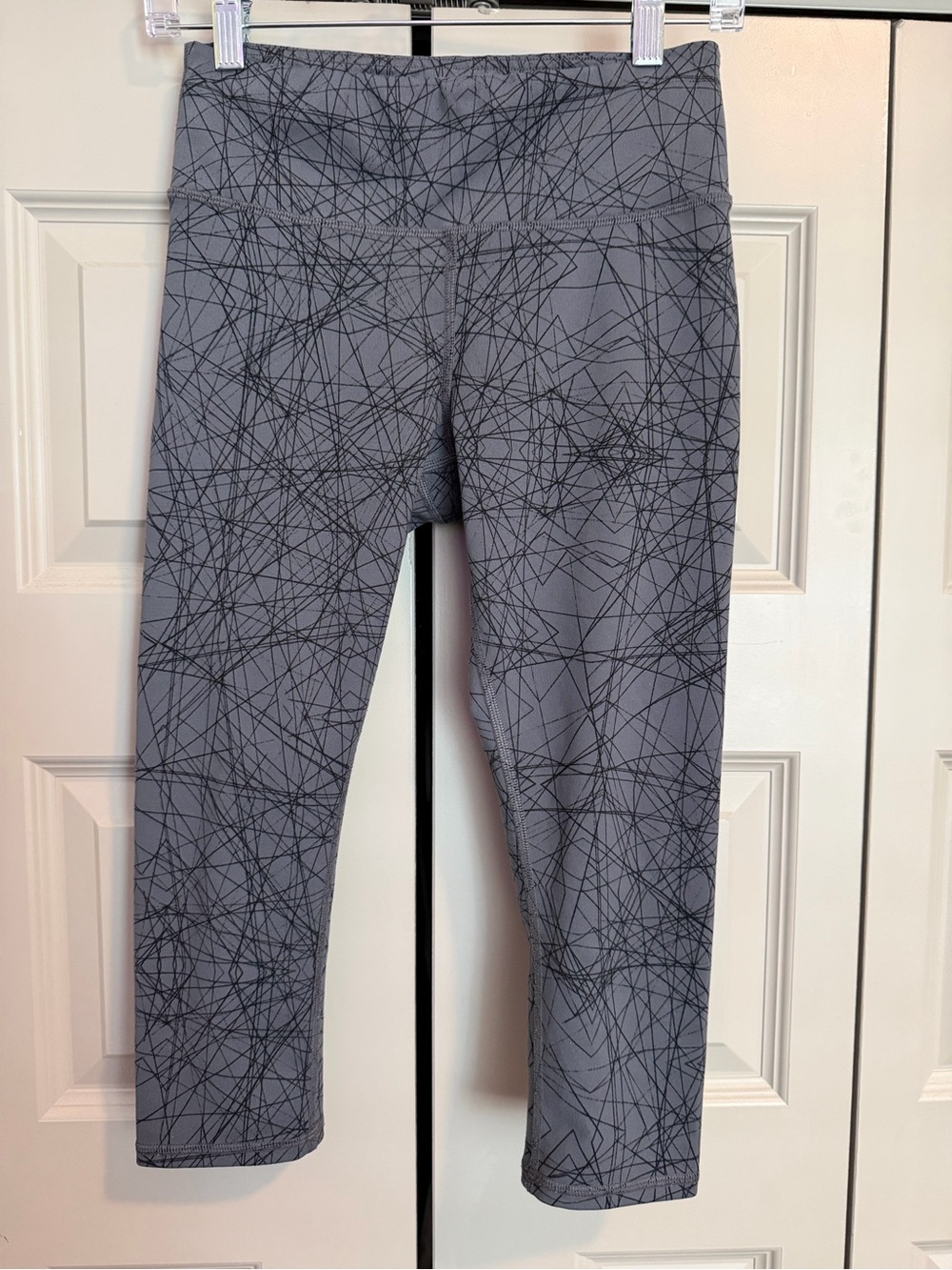 ALO Yoga Gray Leggings with Black Abstract Scribble Print